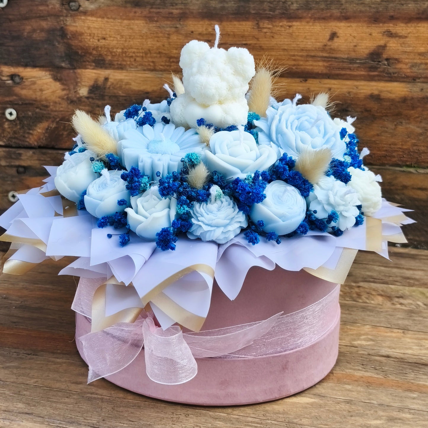 Caja de flores de cera de soja artesanal en tonos azules y blancos con paniculata preservada, ideal para decoración nórdica y bienestar.