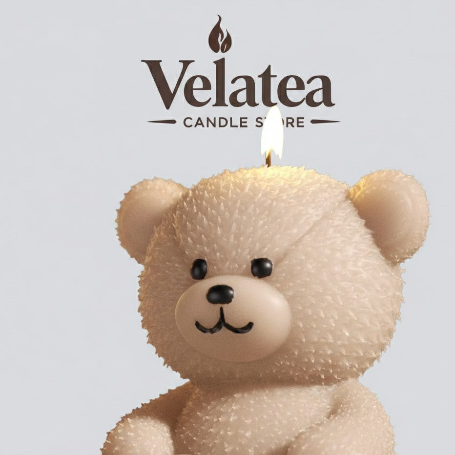 Primer plano de vela oso con textura de peluche y llama limpia con mecha de algodón.