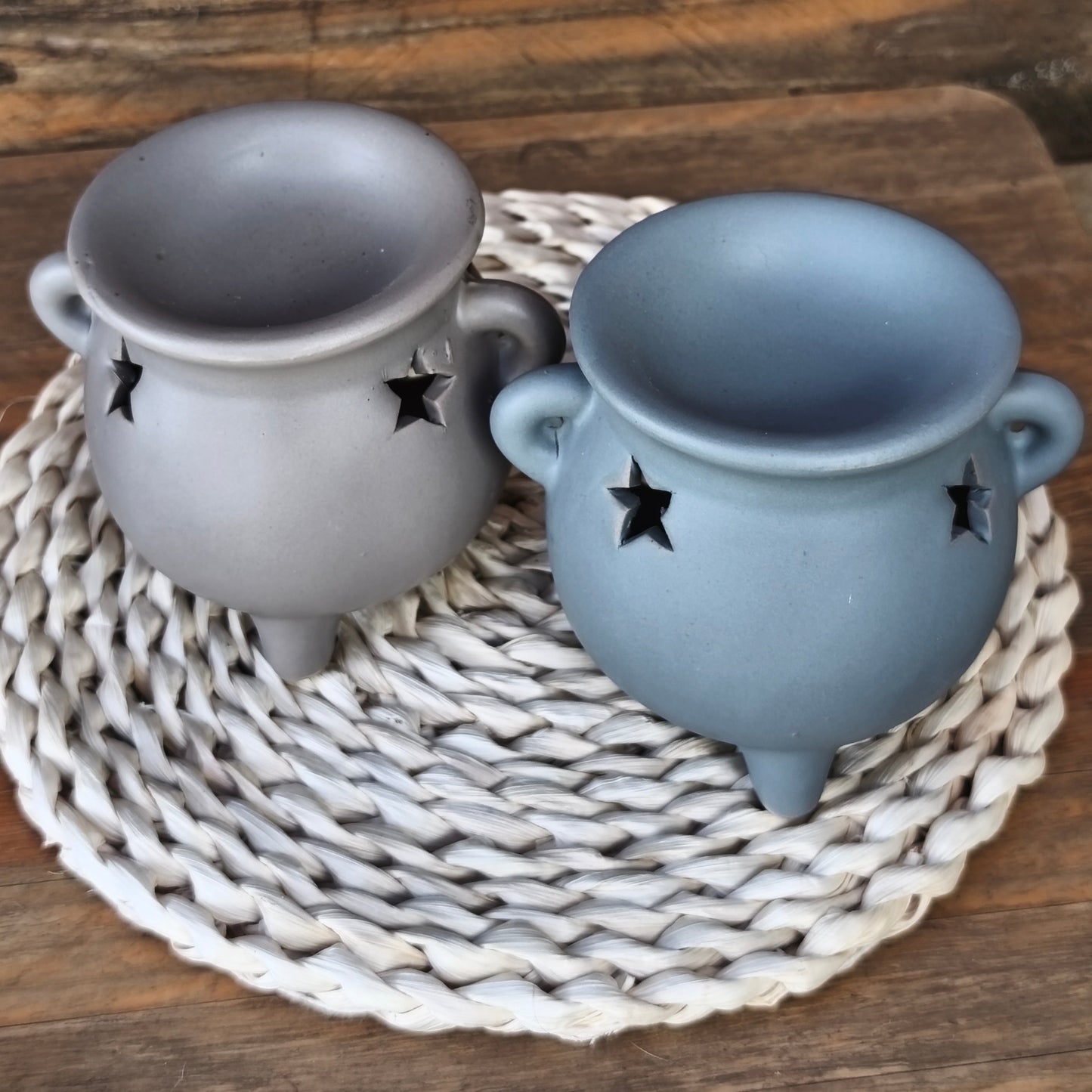 Quemador caldero azul de cerámica esmaltada con recortes de estrellas Velatea