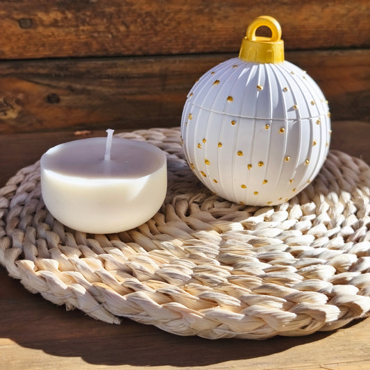 Vela decorativa navideña recargable blanca con detalles dorados