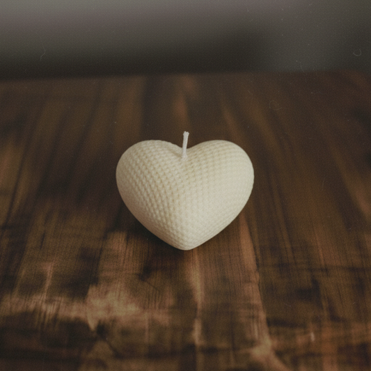 Vela decorativa con forma de corazón texturizado en cera de soja Velatea