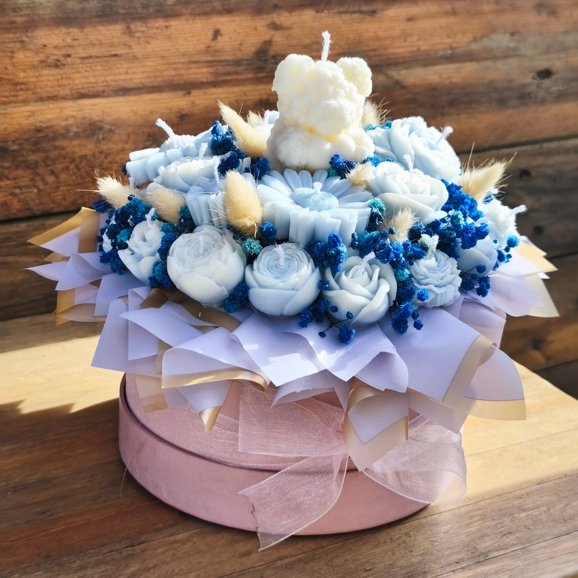 Caja de flores de cera de soja artesanal en tonos azules y blancos con paniculata preservada, ideal para decoración nórdica y bienestar.