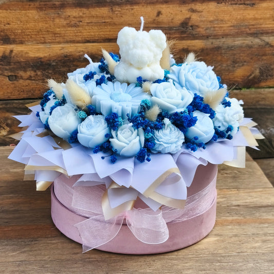 Caja de flores de cera de soja artesanal en tonos azules y blancos con paniculata preservada, ideal para decoración nórdica y bienestar.
