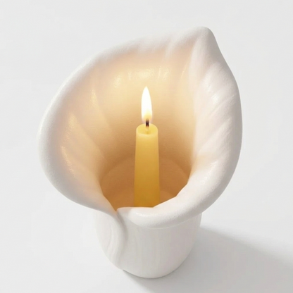 Eco-vela recargable con forma de lirio en tono rosa empolvado y verde, diseño minimalista de Velatea para decoración sostenible.