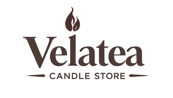 Logotipo marrón de Velatea Candle Store, marca de velas artesanales y wax melts ecológicos hechos a mano en España.