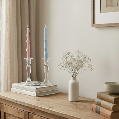  velas cónicas artesanales de soja velatea con relieves de lazos estilo coquette en tonos pastel. Velas cónicas Coquette en candelabros de cristal, ambiente relajante con libros y flores secas.