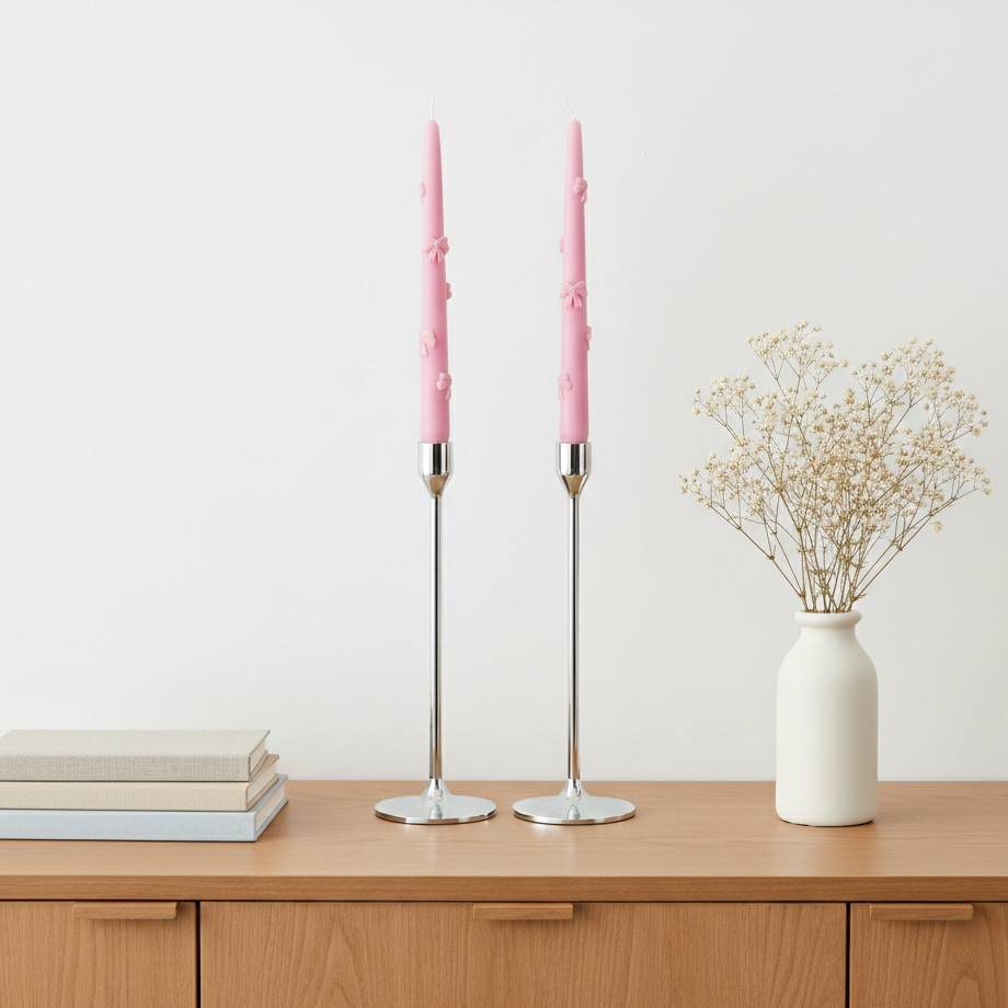  velas cónicas artesanales de soja velatea con relieves de lazos estilo coquette en tonos pastel. Velas cónicas Coquette en candelabros de cristal, ambiente relajante con libros y flores secas.