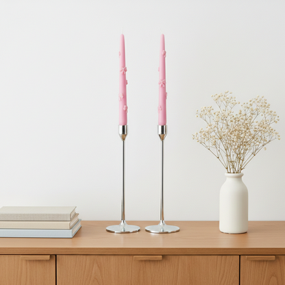  velas cónicas artesanales de soja velatea con relieves de lazos estilo coquette en tonos pastel. Velas cónicas Coquette en candelabros de cristal, ambiente relajante con libros y flores secas.