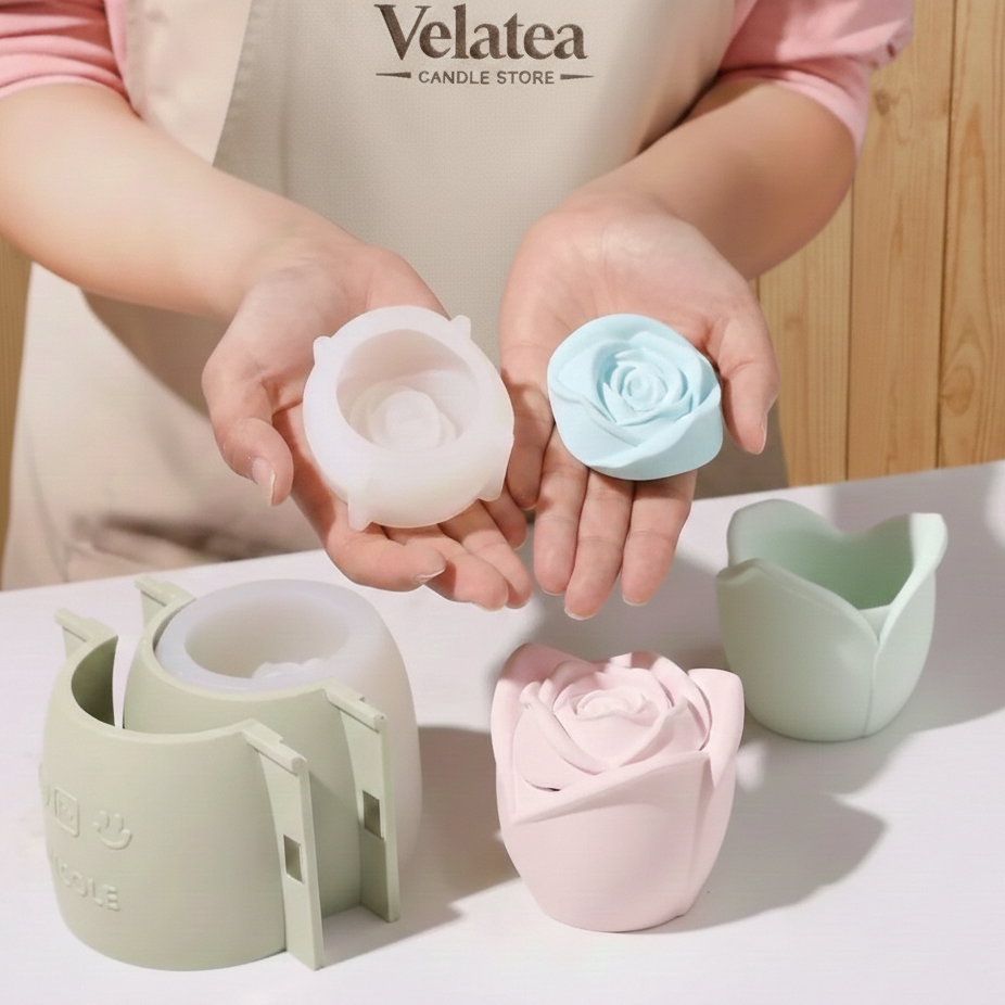 Proceso artesanal de Velatea: manos sosteniendo molde y recarga de vela ecológica en forma de rosa para una decoración sostenible y sin tóxicos.
