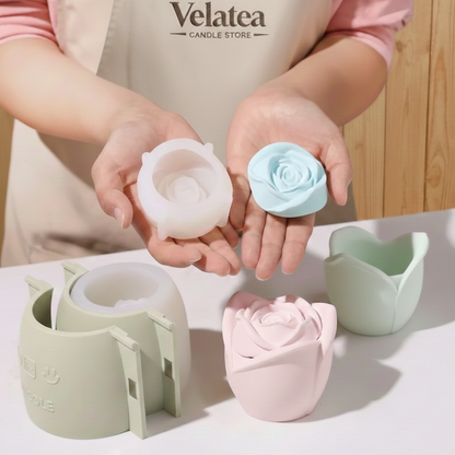 Proceso artesanal de Velatea: manos sosteniendo molde y recarga de vela ecológica en forma de rosa para una decoración sostenible y sin tóxicos.