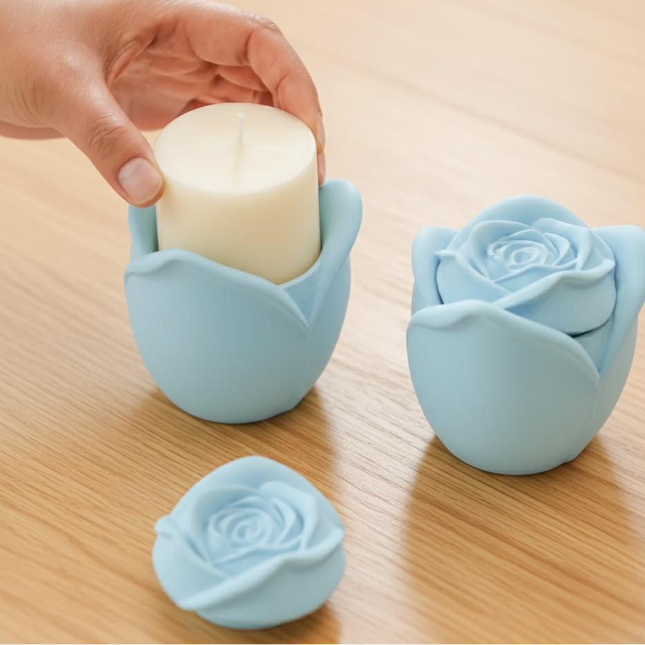 Sistema de recarga sostenible: mano colocando vela de soja natural en envase artesanal azul con forma de rosa, fomentando un consumo responsable y slow living.