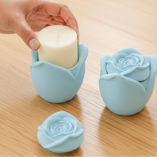 Sistema de recarga sostenible: mano colocando vela de soja natural en envase artesanal azul con forma de rosa, fomentando un consumo responsable y slow living.