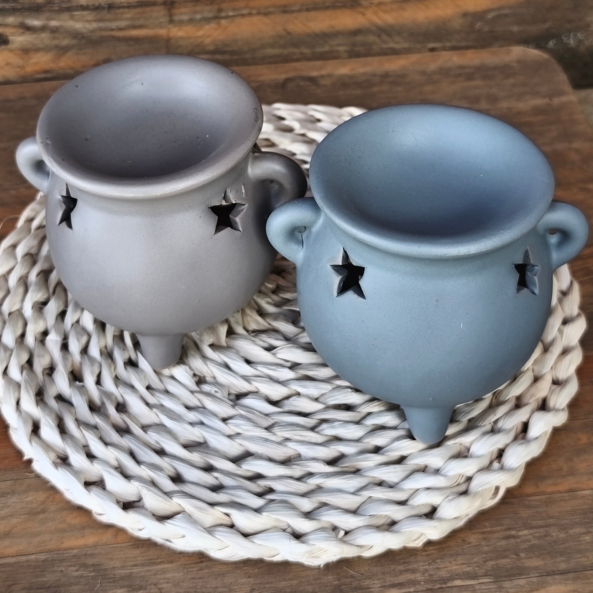 Quemador caldero azul de cerámica esmaltada con recortes de estrellas Velatea