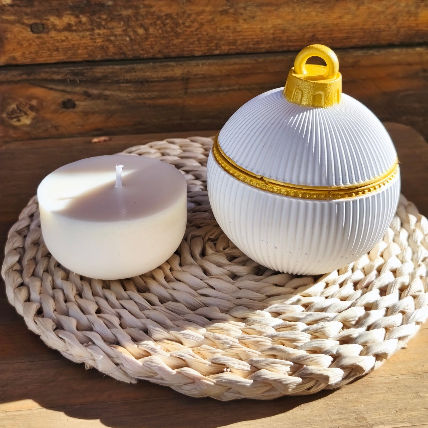 Vela grande recargable Bola de Navidad blanca y dorada Velatea