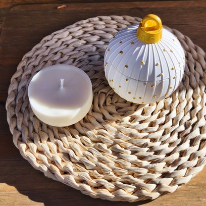 Vela recargable Bola de Navidad modelo Puntos en blanco y dorado Velatea