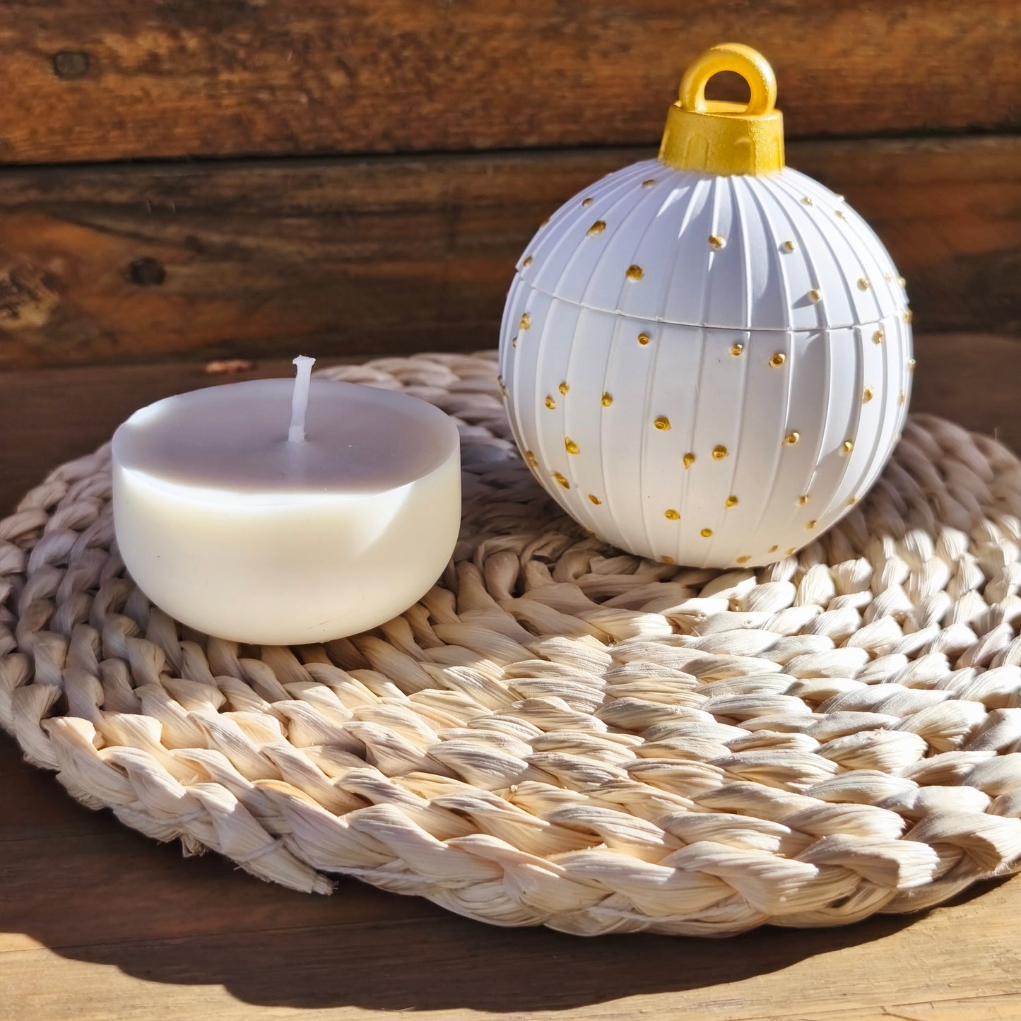 Vela decorativa navideña recargable blanca con detalles dorados