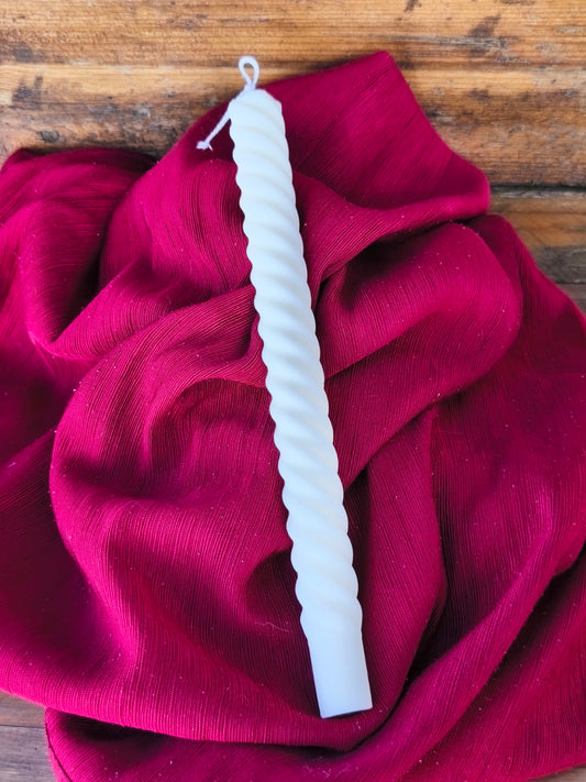 Detalle de vela decorativa Odín en espiral de cera de soja ecológica Velatea