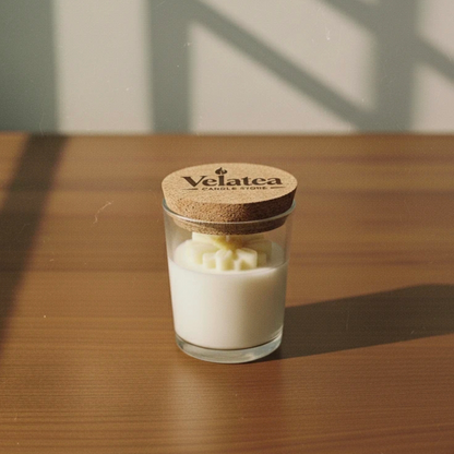 Vela en vaso Margarita artesanal de cera de soja ecológica con tapa de corcho, hecha a mano en España.