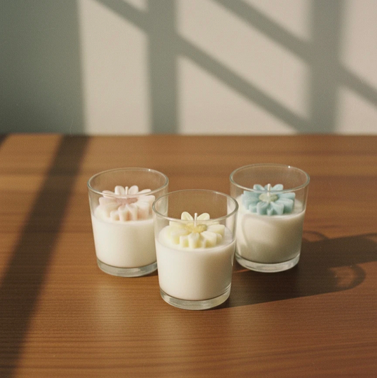 Vela en vaso Margarita con tapa de corcho reutilizable, elaborada con cera de soja y fragancias premium.