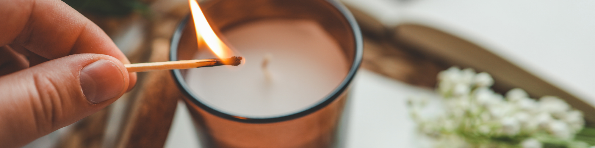 Encendiendo una vela de soja artesanal hecha a mano en España – Velatea